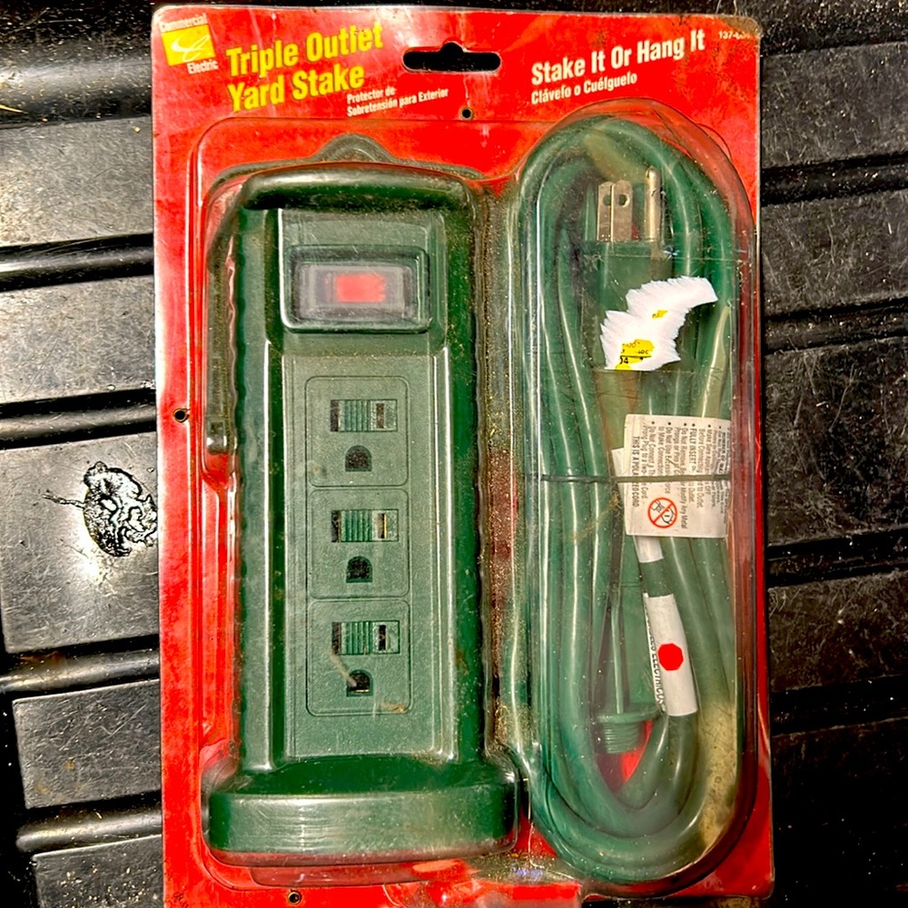 Triple outlet yard stake